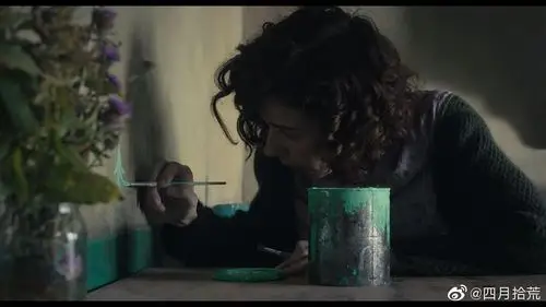 当她不安时,她拿起手指作画,当刘易斯重重打醒她的做女主人的人梦时