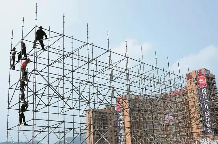 工人在搭建七夕情歌晚会舞台