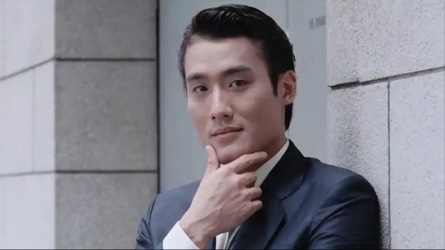 1987年,梁家辉和周润发主演动作电影《监狱风云》,这部影片讲述了监狱