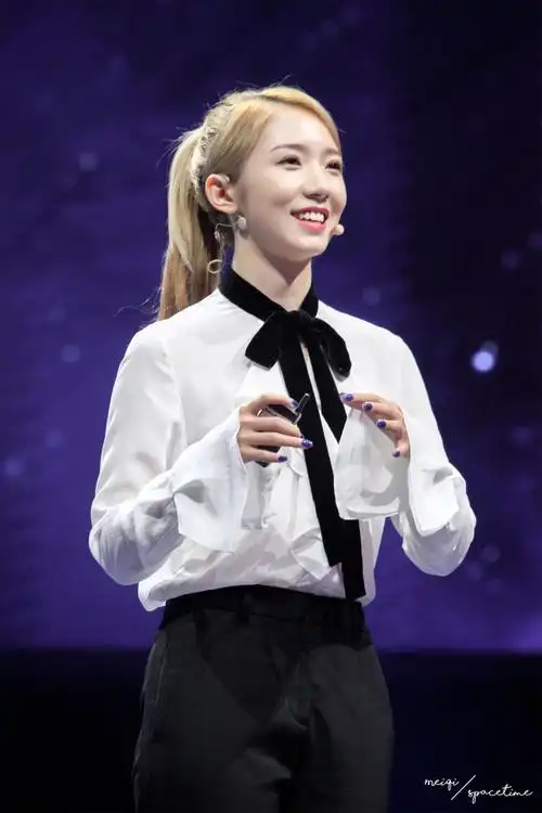 组图:孟美岐首次演讲 我就是那个拿了第一名的女孩