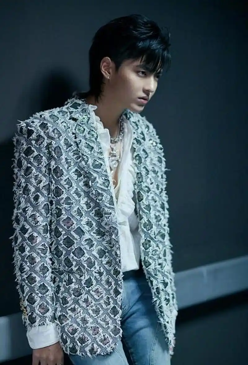 吴亦凡白色衬衣西装搭配精致配饰,多元素碰撞诠释时尚细节,完美驾驭不