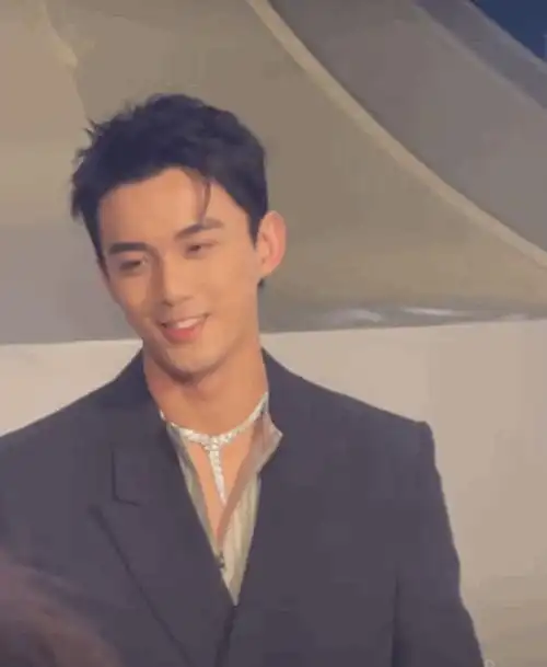 吴磊参加活动被姐姐当众扒衣服直言你故意的