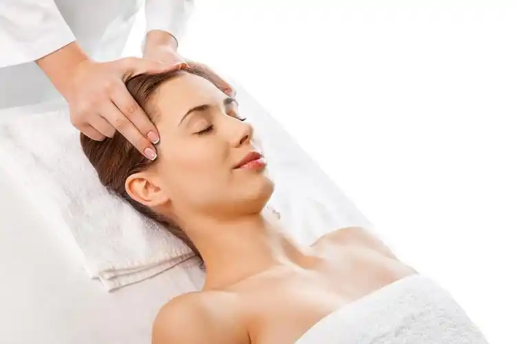 美丽的年轻女子在美容院按摩放松放松放松解压