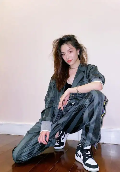 不妨看钟楚曦的穿搭,简单而又大方