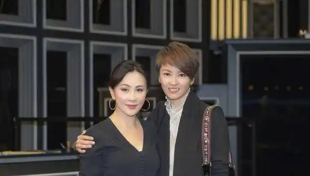 刘嘉玲和小10岁梁咏琪陈慧琳同框,素颜没眉毛都比她俩看着年轻_保养