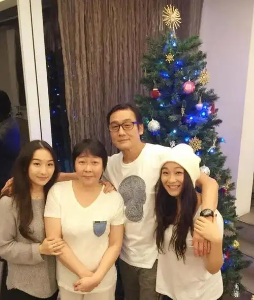 梁家辉帮老婆庆生!亲密依偎搂入怀中,曾霸气护老婆被讥又胖又丑