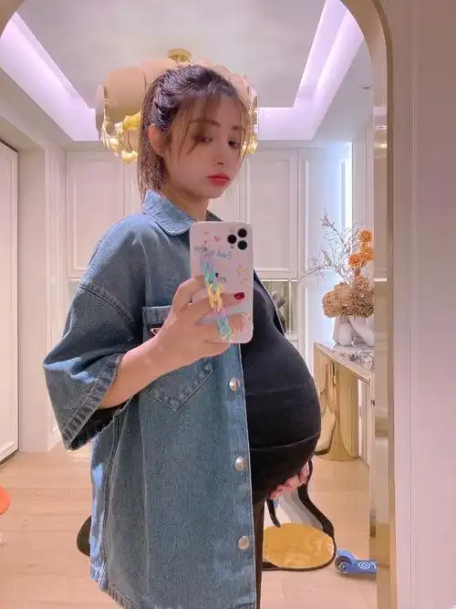 着浓妆大红唇,十指做了精致的美甲,颜值能打气质突出,女明星范儿十足