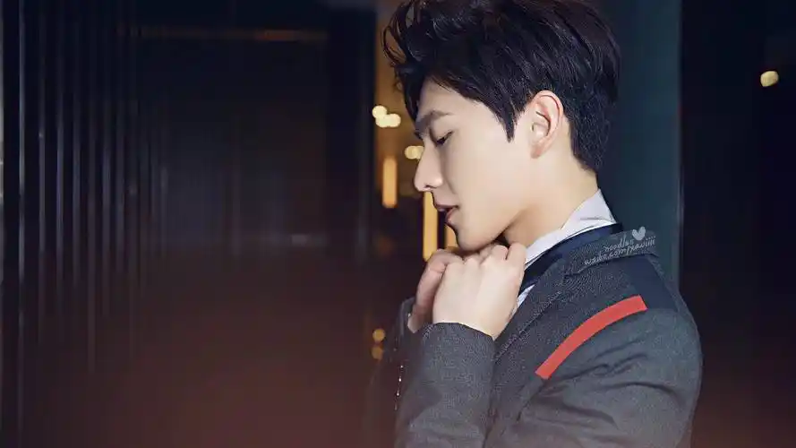 帅气杨洋写真壁纸_英俊帅气的杨洋