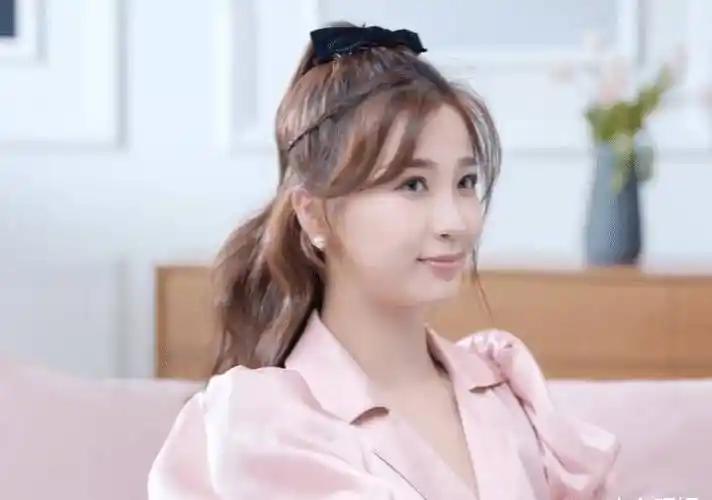 那么在多种因素下,虞书欣和队友刘雨昕就一起去拍了策划,然而没有对比