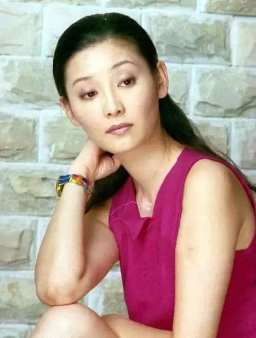 24年后,再看冯小刚现任妻子徐帆,才明白她与张娣谁更"清醒"