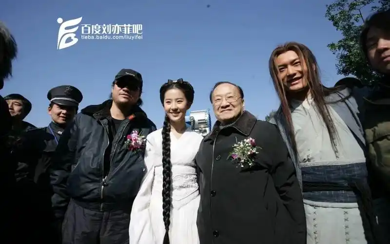 刘亦菲大胡子张纪中神雕侠侣剧组宣传采访花絮二