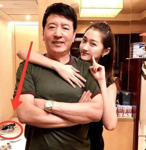 关爸爸晒照片露破绽鹿晗关晓彤订婚了将在9月17号求婚