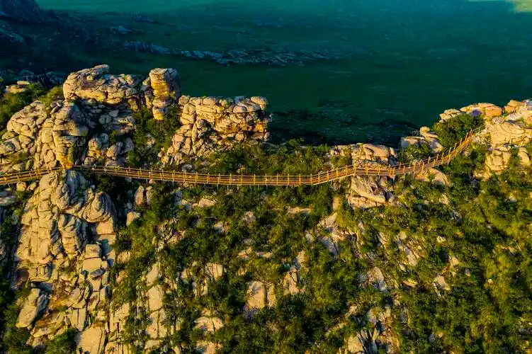 东乌珠穆沁旗乌里雅斯山,巍峨耸立,怪石嶙峋,草木丛生,雄浑壮丽.