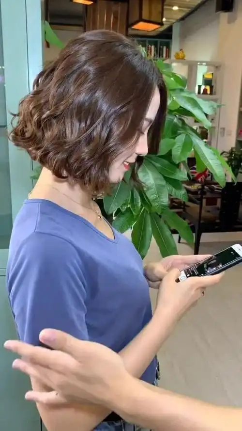 女孩子大概都喜欢这款发型,端庄大气很迷人