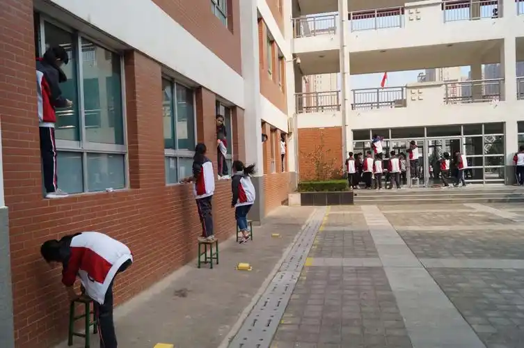 富平县实验中学校园卫生整理掠影