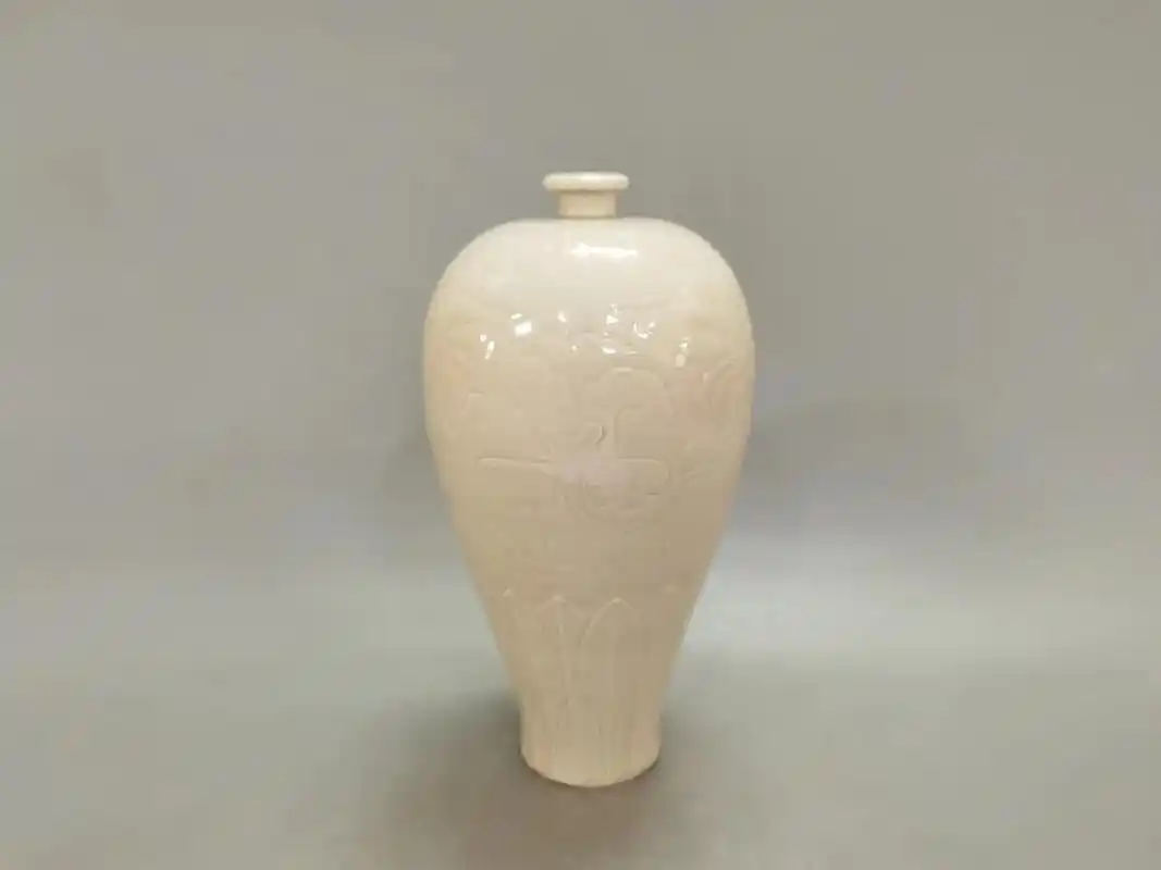 宋定窑刻官字款白釉剔刻缠枝牡丹莲瓣纹梅瓶高298㎝口径39㎝底径75㎝