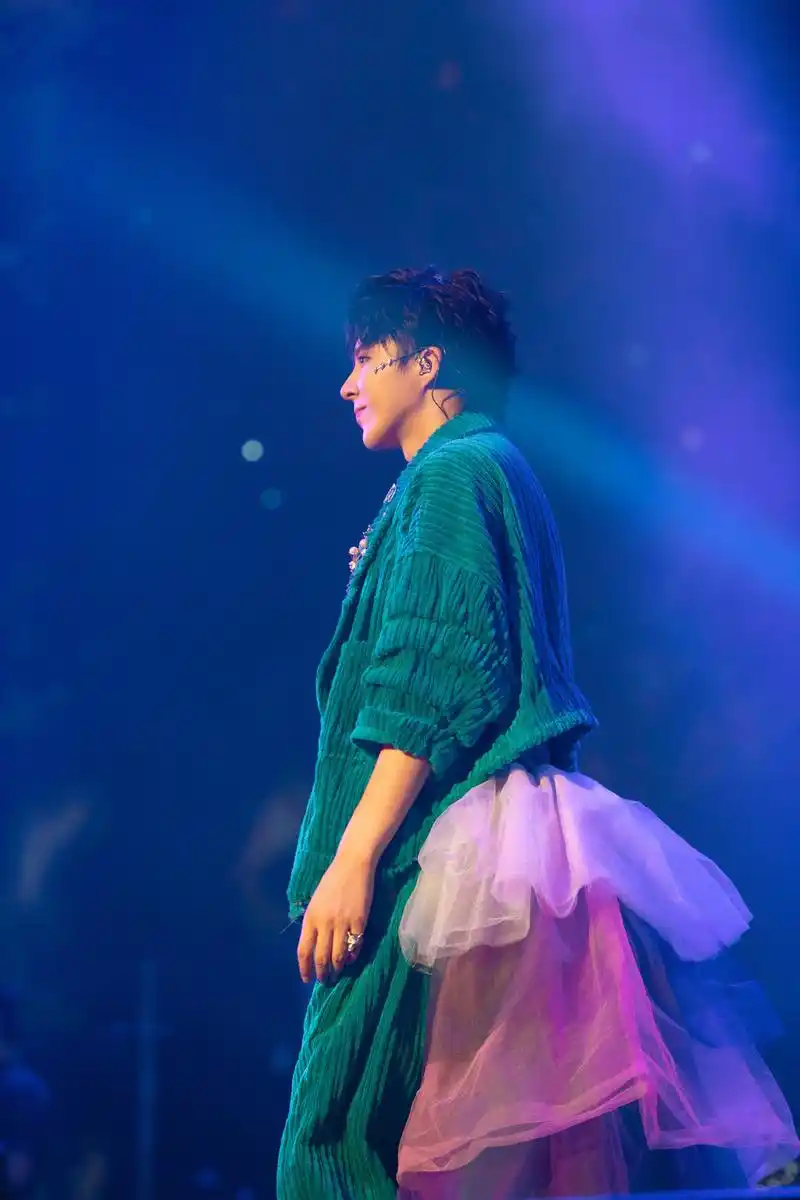 摩登兄弟上海演唱会上,刘宇宁一身彩色婚纱裤造型亮相,据悉这也是为了