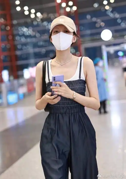 【6.10 孙怡】机场街拍,白色老爹背心搭配蓝色牛仔连体裤,头.