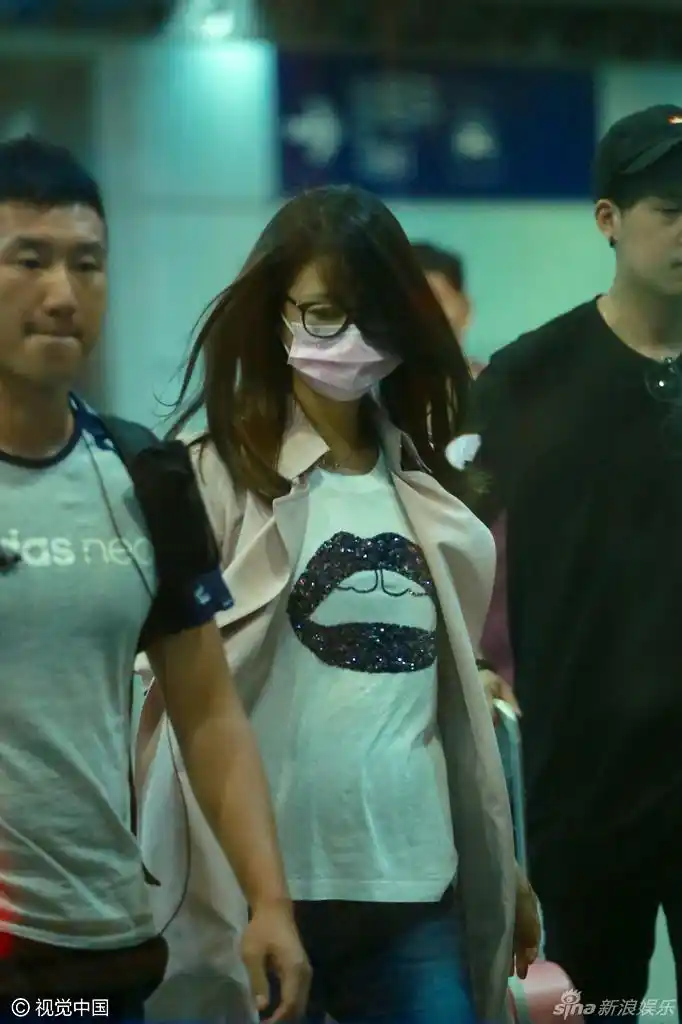 组图:林心如素颜亮相 衣着宽松挺孕肚获保护_高清图集_新浪网