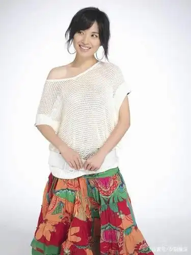 靳东老婆李佳带儿子画画,不施粉黛地露出真颜值,自信满满