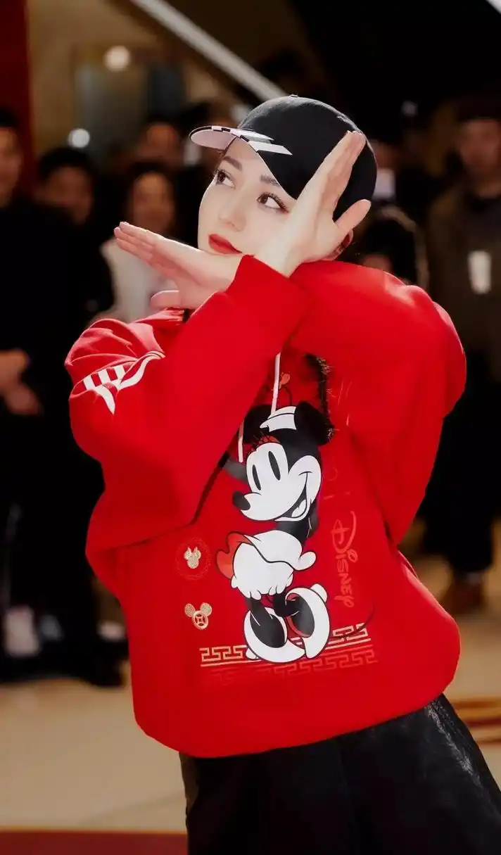 gif创作人# 迪丽热巴,穿米老鼠红色卫衣好可爱,肤白美貌,天姿绝色