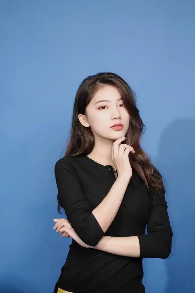 半身照拍照姿势图鉴,8个简约易学的姿势,拍照气质又上镜