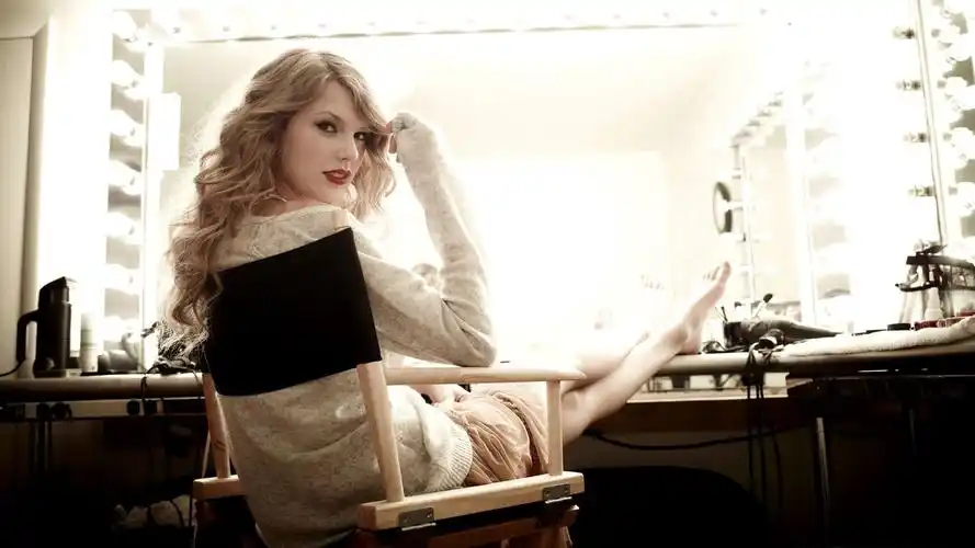 swiftcelebrityblondewomensingerlegssittinglookingbackchair壁纸