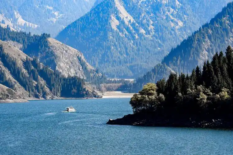 蓝色山水 美丽的新疆天池,是上天镶嵌在这片大山中瑰丽的蓝宝石