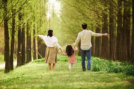 女子背影公园郊游玩耍的一家三口背影背景