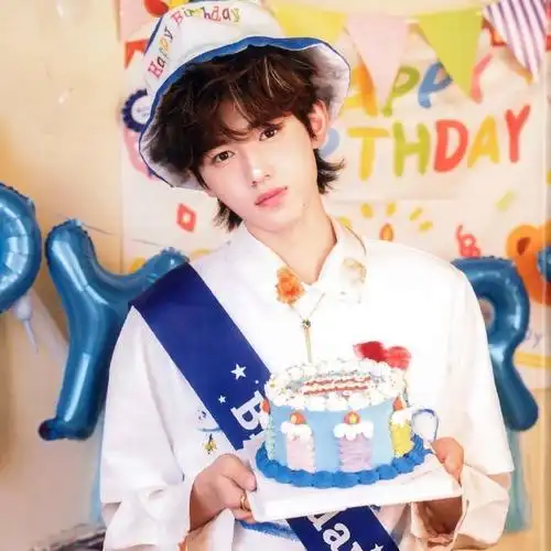 宋亚轩生日周边开箱