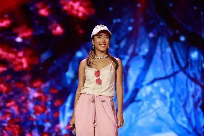 早在2009年,吉克隽逸就参加了芒果台的选秀《快乐女声》.