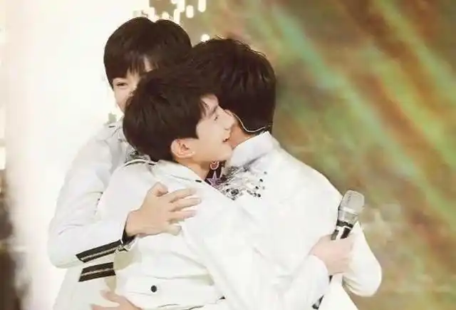 王源千玺发文求王俊凯保重身体配图和文案看哭粉丝最甜团糖