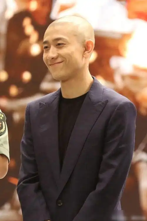 光头张一山正装出席活动,表情严肃一本正经,下一秒就变表情包