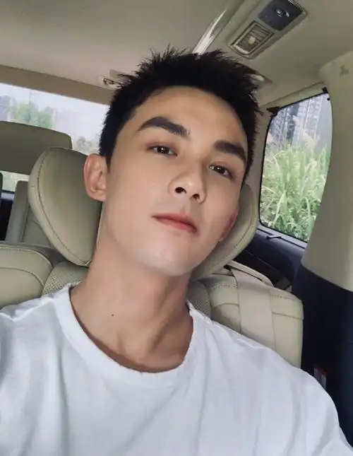 吴磊帅气清爽寸头自拍照14