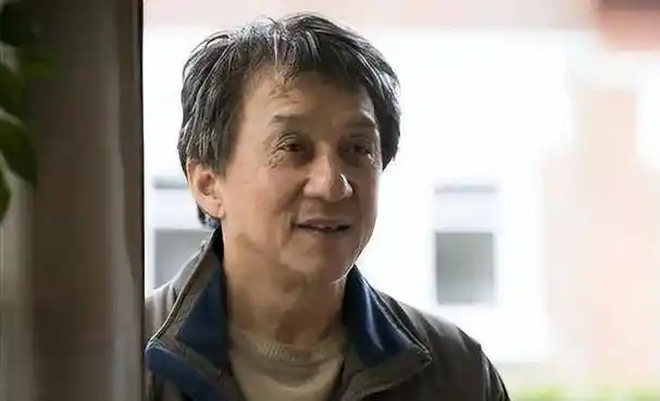 原创70岁成龙现身参加活动头发花白尽显老态评论区网友却集体破防