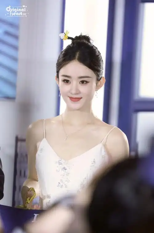 赵丽颖丸子头簪发