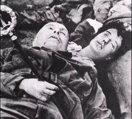 她的裙子垂下了,尸体需要尊严吗?