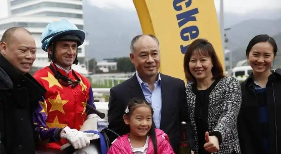 李宁30年的老婆就是她!披肩发碎花裙尽显贵气,同框千金犹如姐妹_陈永