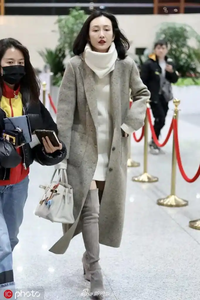 组图:王鸥穿长靴风衣现身机场 涂烈焰红唇御姐范儿十足