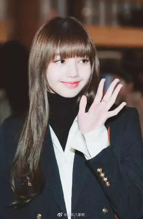 黑长直就是lisa的本命发型吧,这才是又甜又飒的lisa