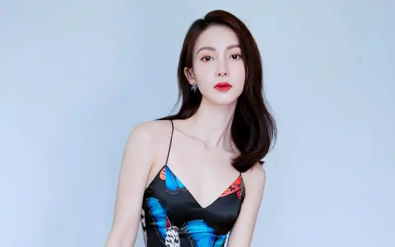 金晨性感露背写真桌面壁纸