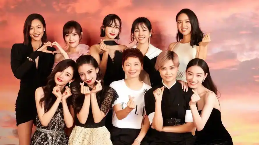 小花大合照c位是谁?杨幂唐嫣零互动,李宇春花式比心让人笑哭