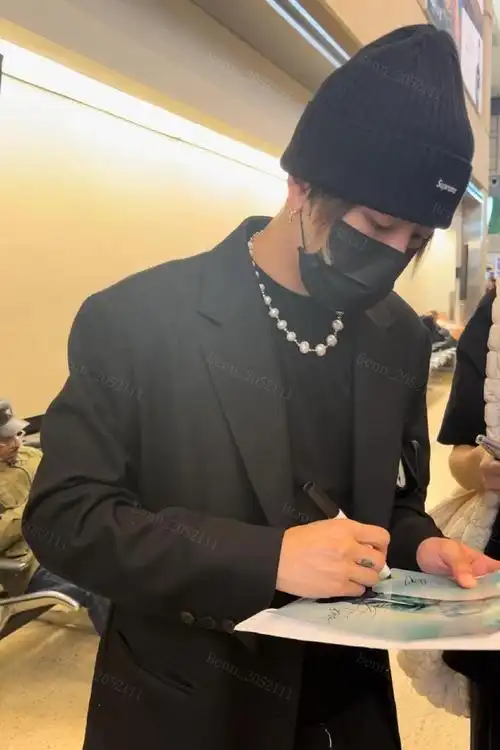 王嘉尔亲自给粉丝买汉堡#  王嘉尔回国机场请粉丝吃汉堡92  是桃忖