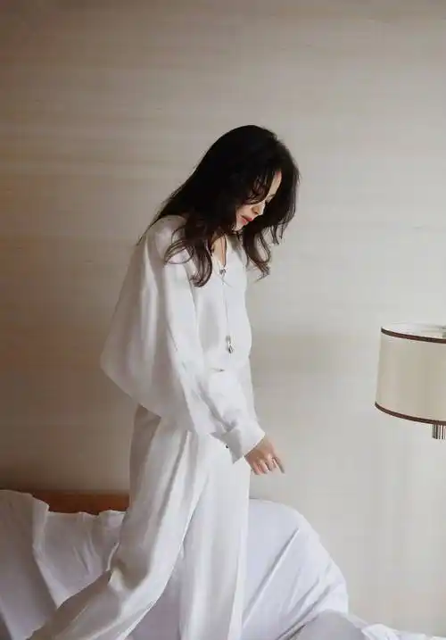 刘涛白色套装优雅生活照写真_短发_长裤_同色系