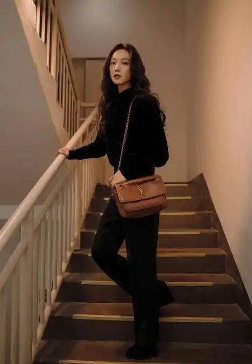 王珞丹38岁了,all black服装搭配又飒又美,烫波浪卷发好优雅!