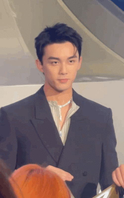 就是工作人员在帮吴磊整理衣领时,他邪魅地看着人家,然后说:「妳故意