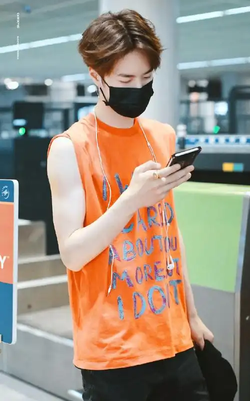 王一博这就是街舞3##王一博夏日冲浪店