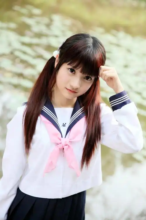 橘子酱穿着水手服站在河边一只手半握拳捏着一撮刘海儿的姿势