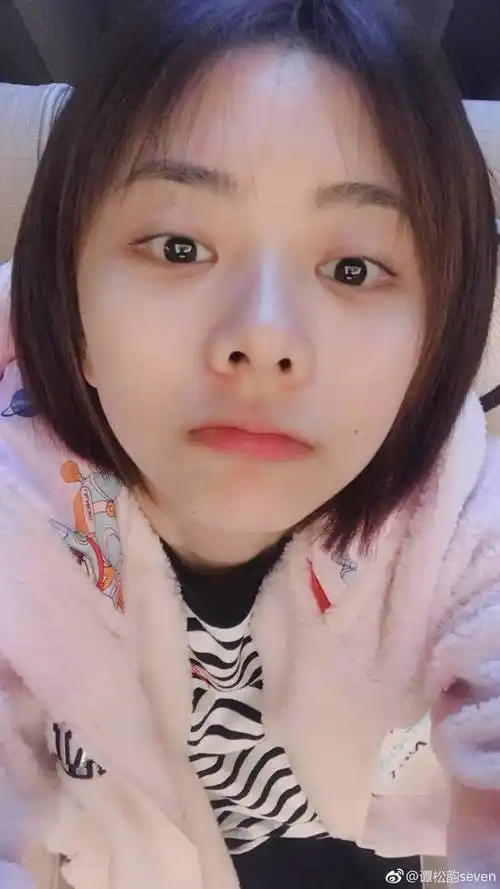 谭松韵晒素颜自拍 网友:只有脸小的人才敢这个角度拍_手机搜狐网