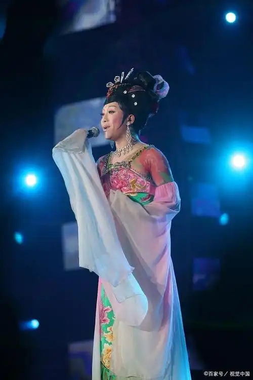 李玉刚老师男儿身扮做女装来进行艺术表演,尽管他的初衷是为了挣钱活